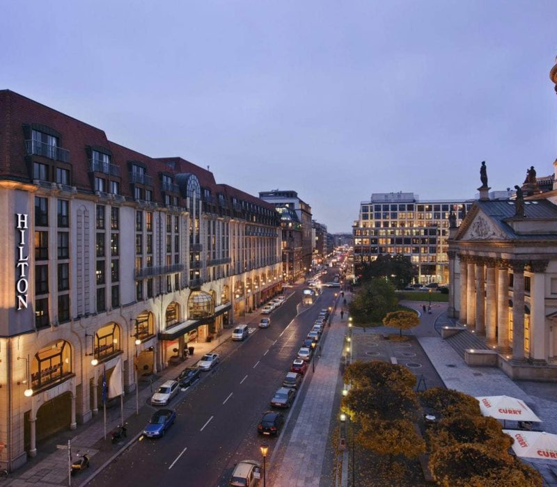 Uitzicht vanuit het Hilton Hotel Berlijn aan de gendarmenmarkt op straat