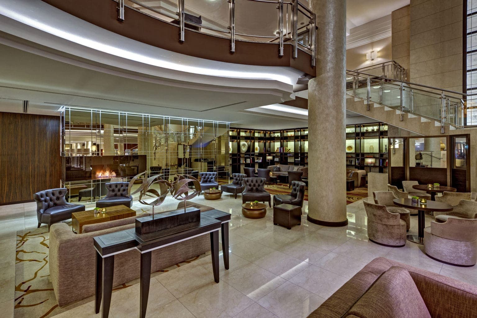 De lobby van het Hilton aan de Gendarmenmarkt, een luxe hotel in Berlijn