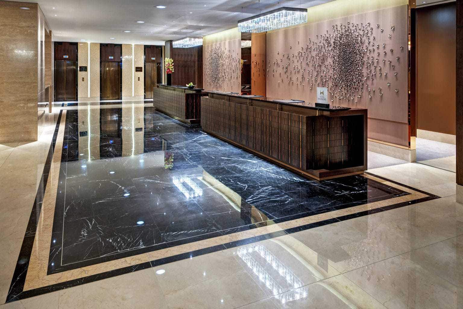 De lobby met veel marmer in het Hilton Hotel in Berlin