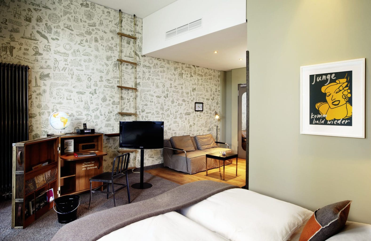 Een luxe kamer in Hotel 25 Hours Hafen City in Hamburg