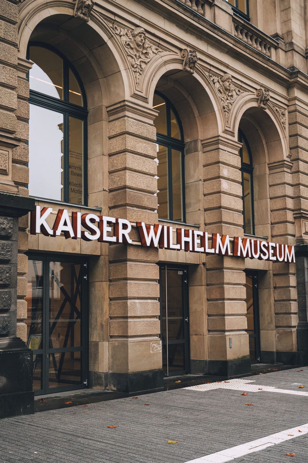 De ingang van het museum Kaiser Wilhelm in het Duitse Krefeld ligt aan de Beuys & Bike Route in Noordrijn Westfalen