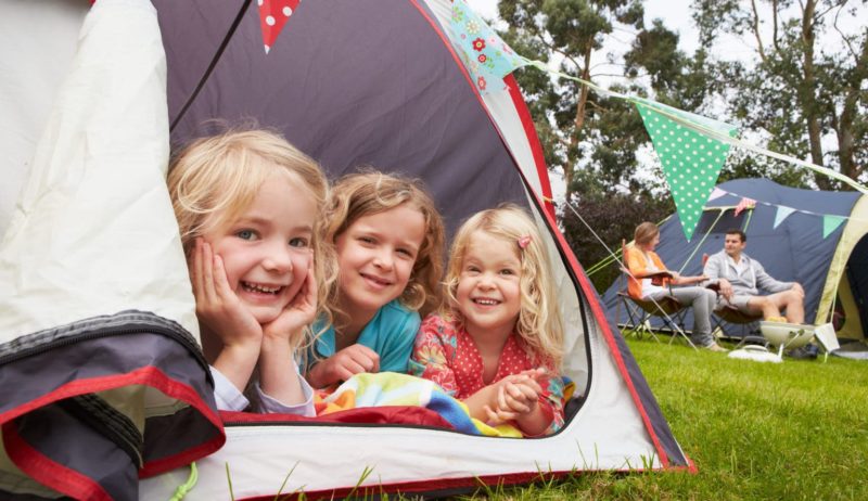 Drie kinderen in een tent op Ruhrcamping in Essen