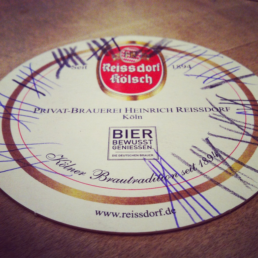 Een bierveltje in Keulen van brouwerij Reissdorf met veel strepen