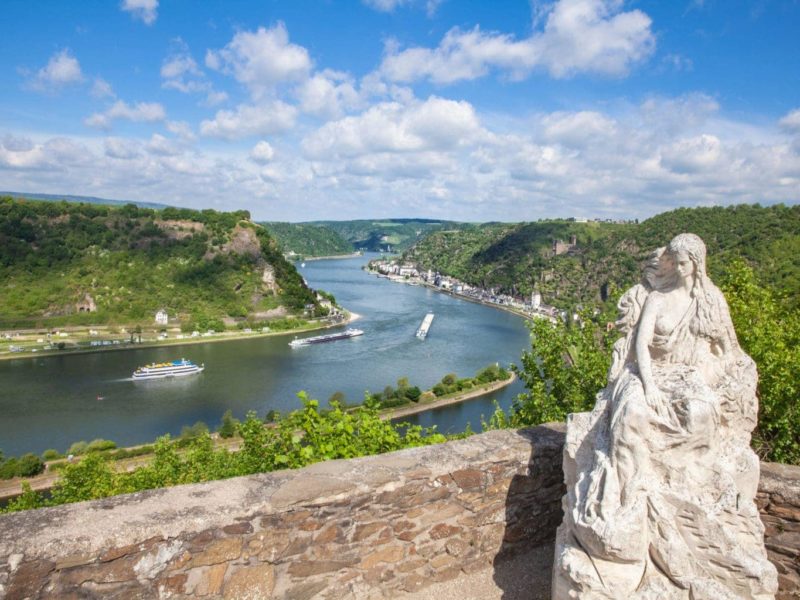 Standbeeld van de Lorely op de gelijknamige berg in het Duitse Rijnland-Palts met uitzicht op de Rijn