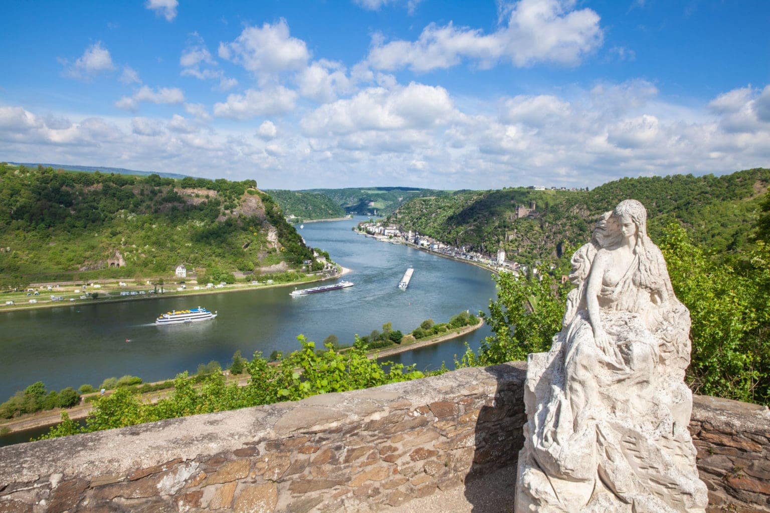 Standbeeld van de Lorely op de gelijknamige berg in het Duitse Rijnland-Palts met uitzicht op de Rijn