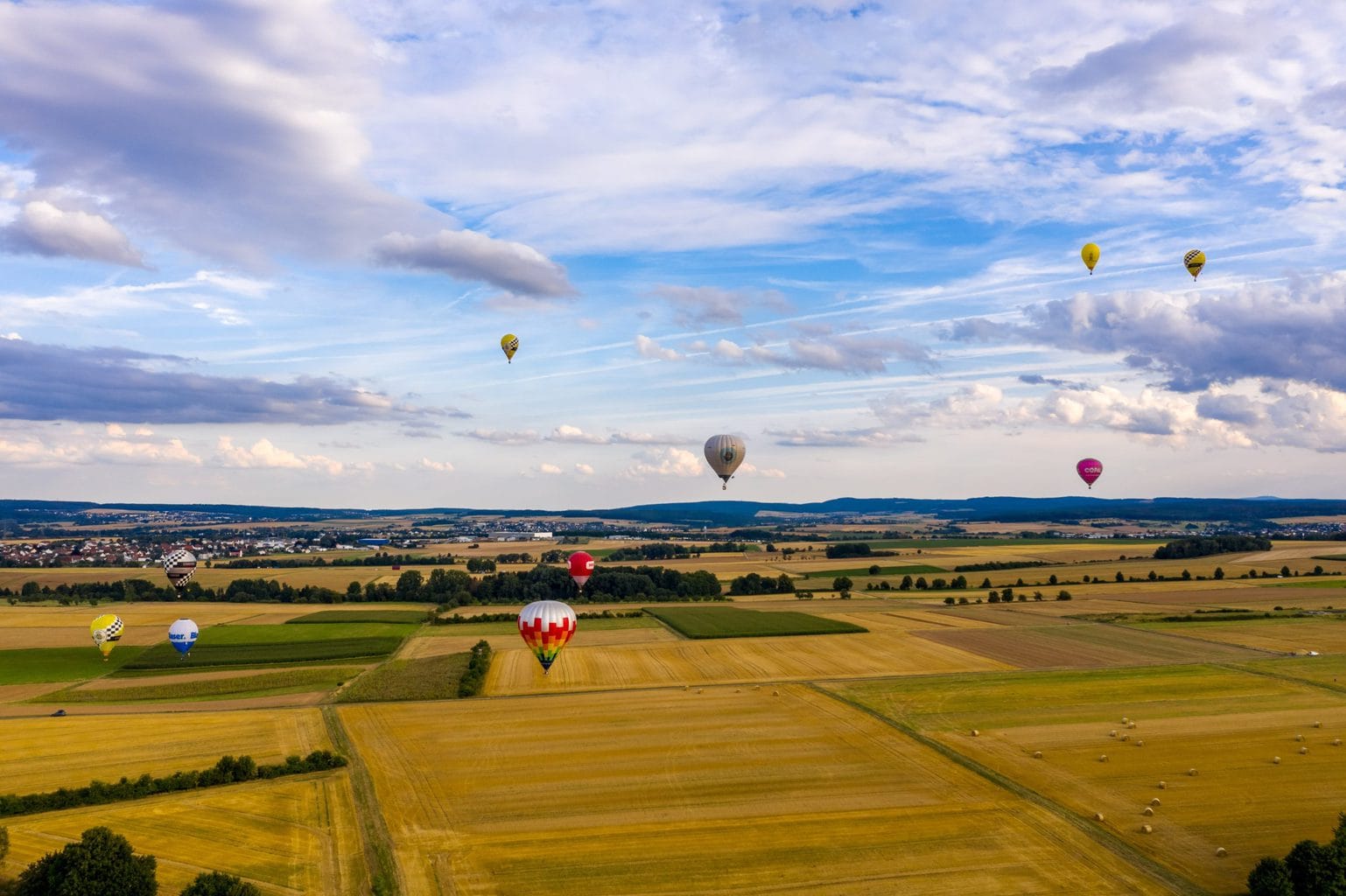Luchtballons boven een landschap in het Duitse Hessen met op de achtergrond huevels