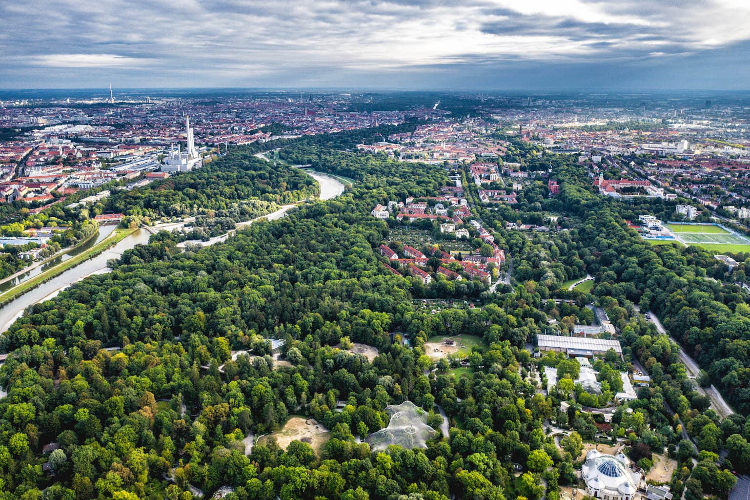 Luchtopname van dierentuin Hellabrunn in München is vergelijkbaar met een groot park