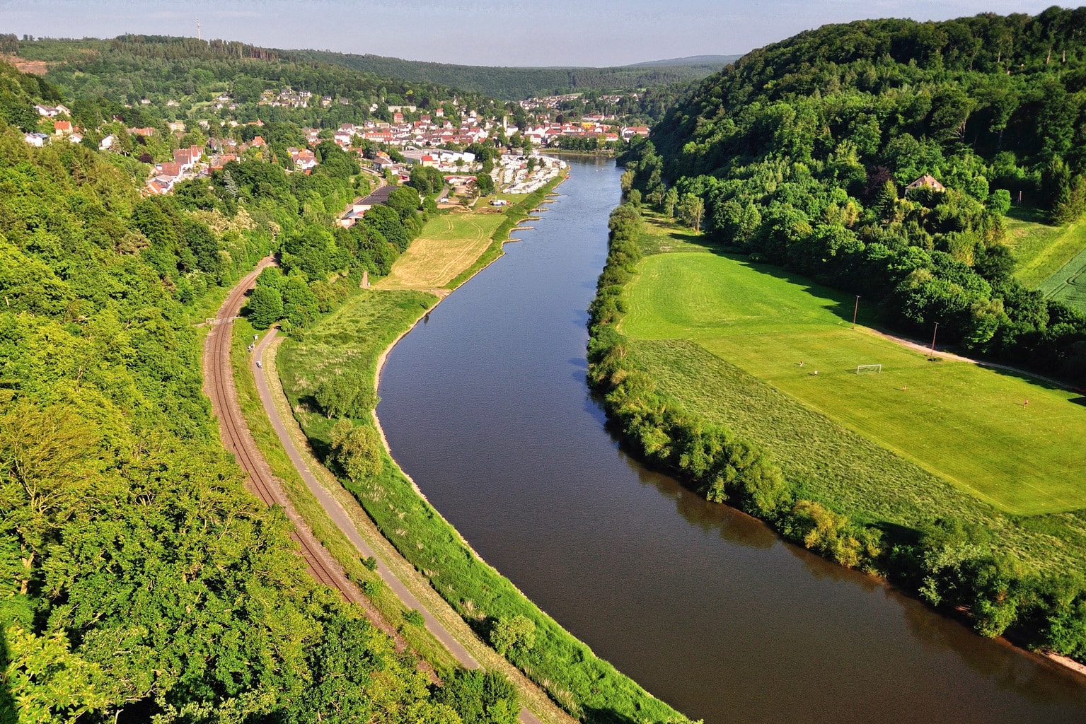 De rivier Weser met rails vanaf de Weser Skywalk