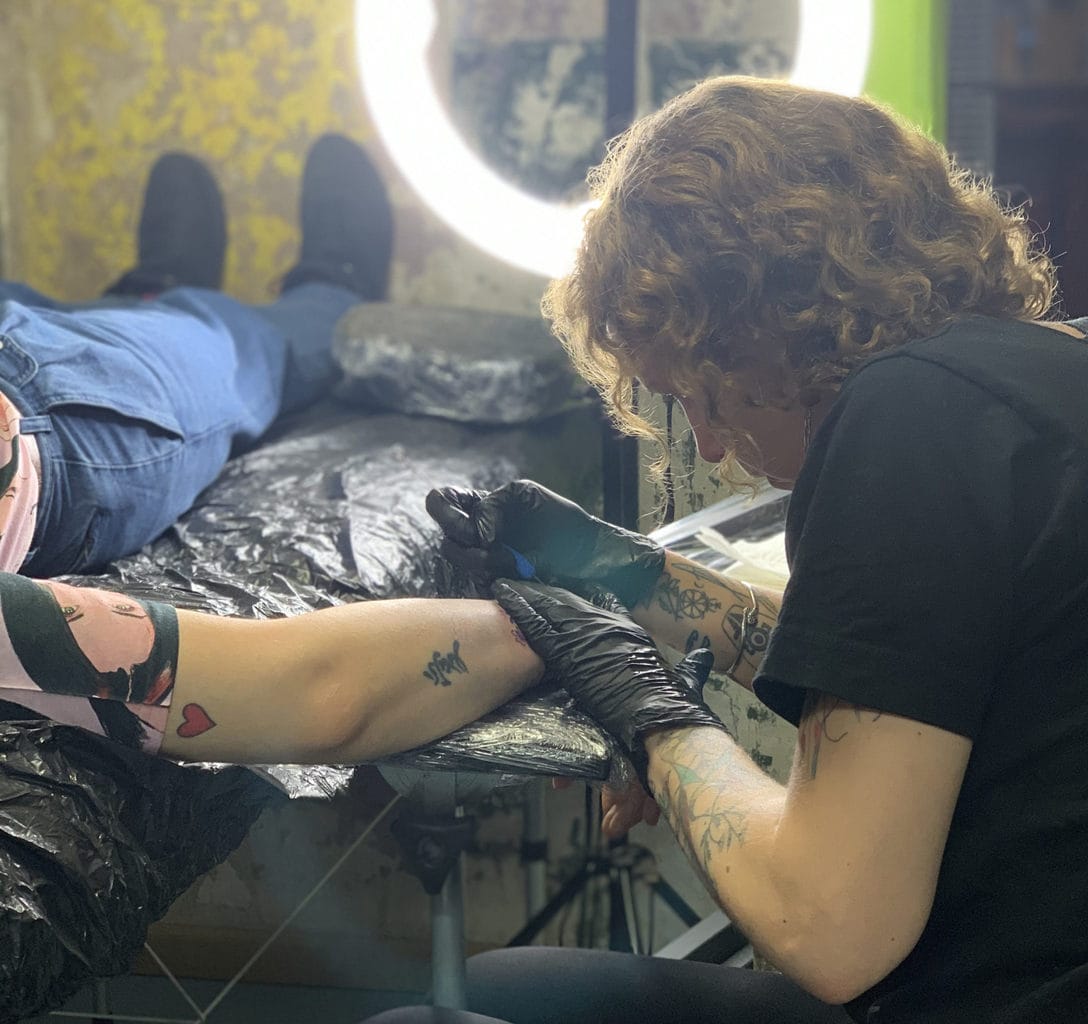 Bekende tatoeagestudios in Duitsland aan het werk, hier Madame Unikat in Berlijn