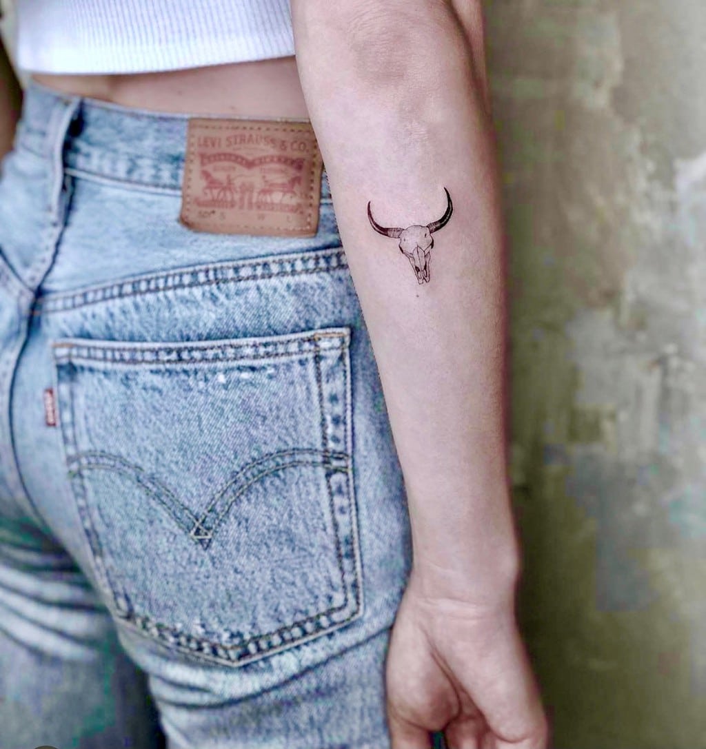 Een tatoeage van een stierhoofd van Marvellous Tattoer