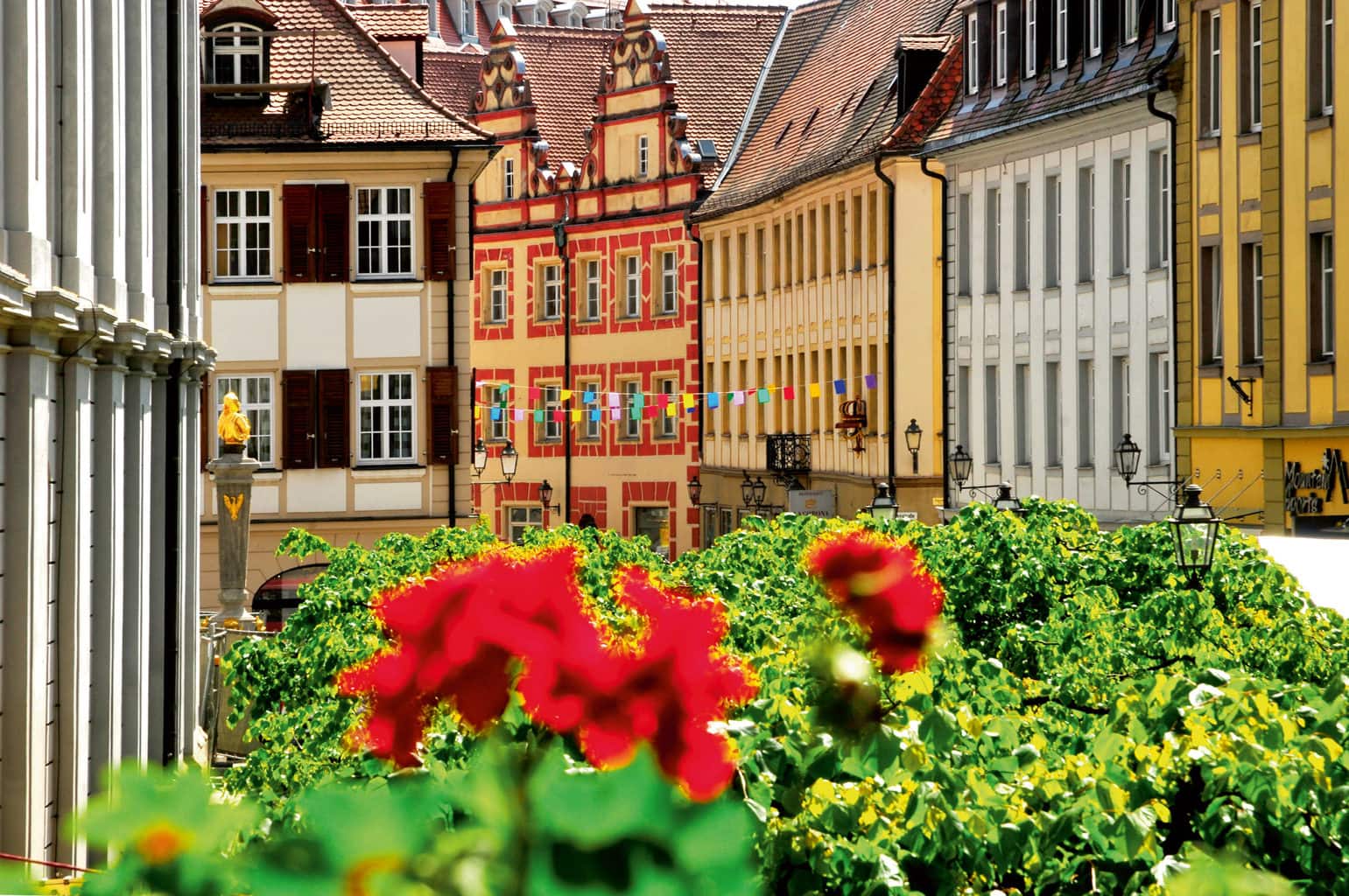 Geraniums en vakwerkhuizen in de historische binnenstad van Ansbach
