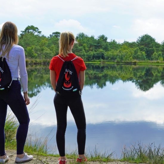 Twee wandelaars kijken op het Teufelsmoor bij Worpswede