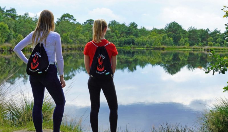 Twee wandelaars kijken op het Teufelsmoor bij Worpswede