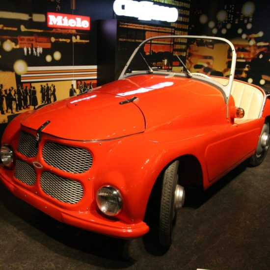 Een rode oldtimer in het automobielmuseum Einbeck