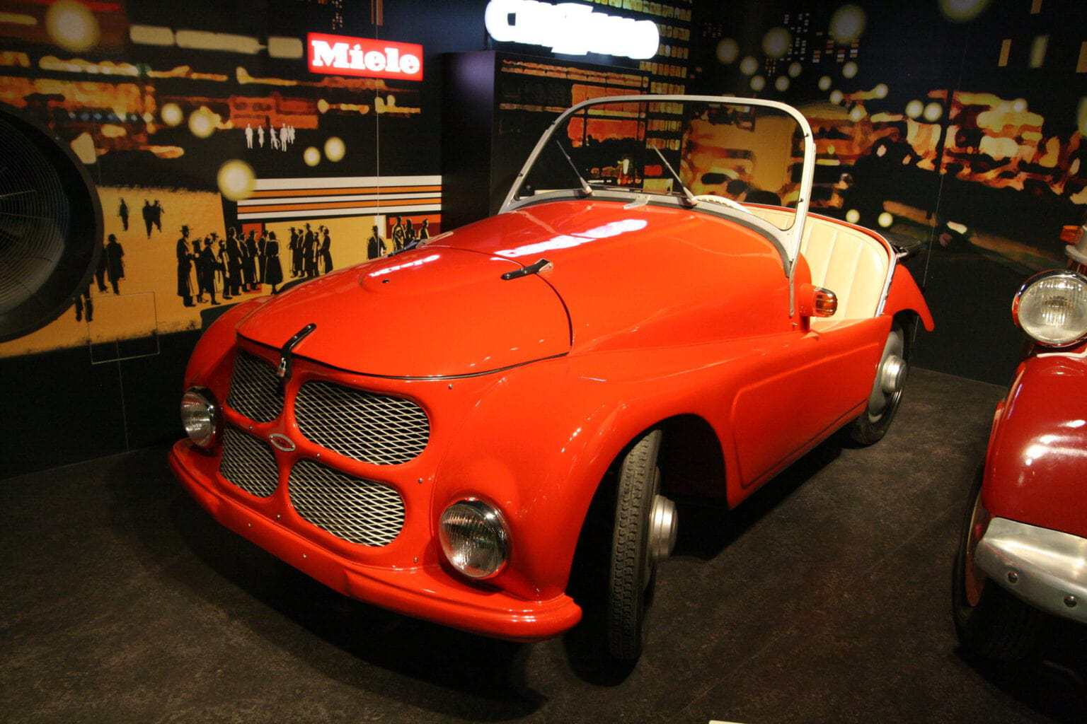 Een rode oldtimer in het automobielmuseum Einbeck