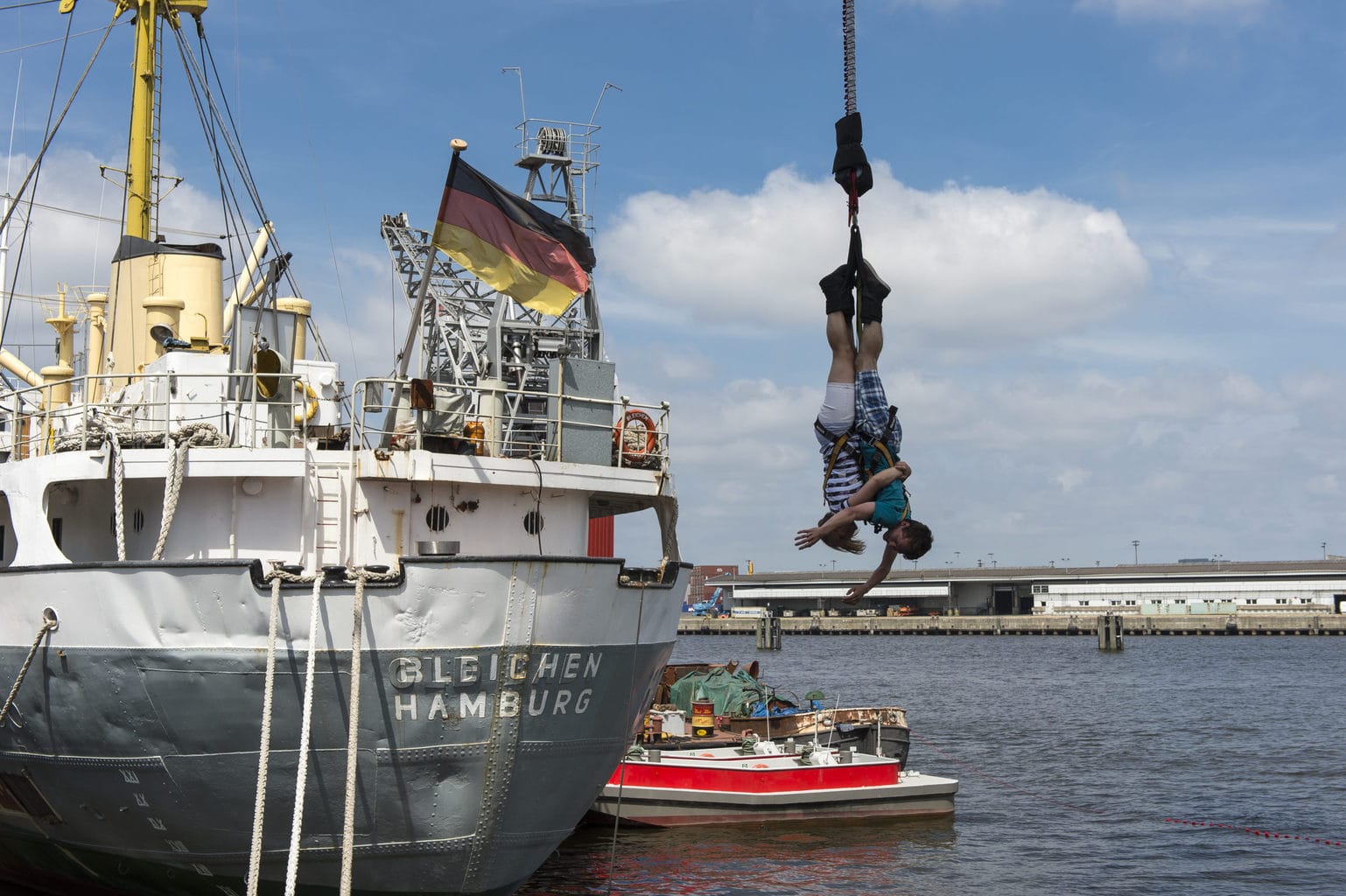 Bungee jumpers krijgen hun adrenalinekick op een havenkraan in Hamburg