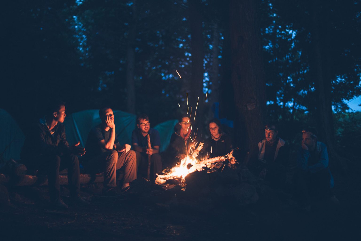 Een groep jonge mensen zit aan een campvuur in Hessen