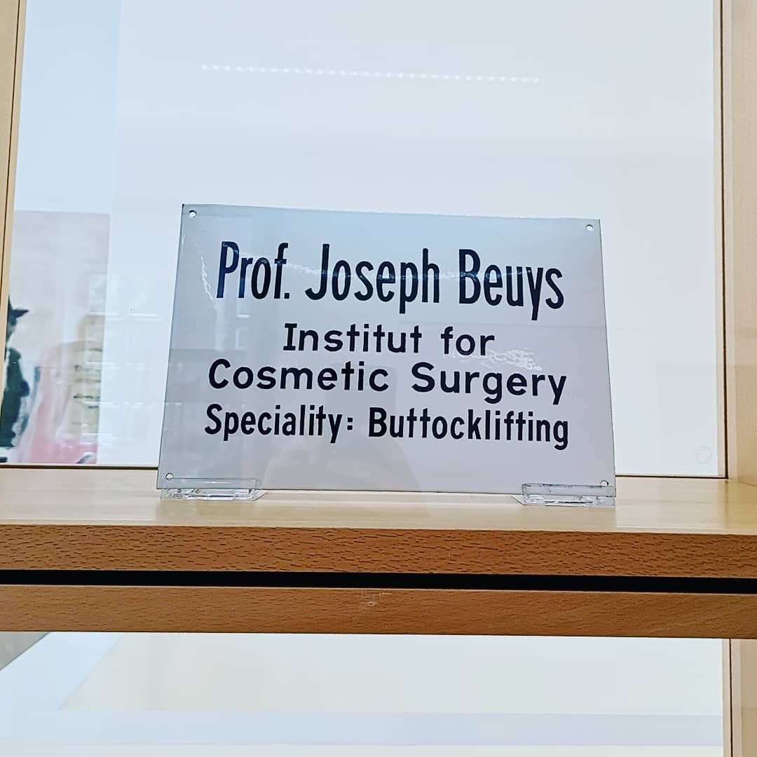 De minder bekende kant van de Duitse kunstenaar Joseph Beuys… 🤔😁 #beuys #josephbeuys #duitsland #kleve #museumkurhauskleve #duitslanddichtbij #kunst #cultuur #uitstapje #overdegrens #museumtip  #weekendtip #plastischechirurgie #grappig #grapje #buttocklift #weetje #funnyart