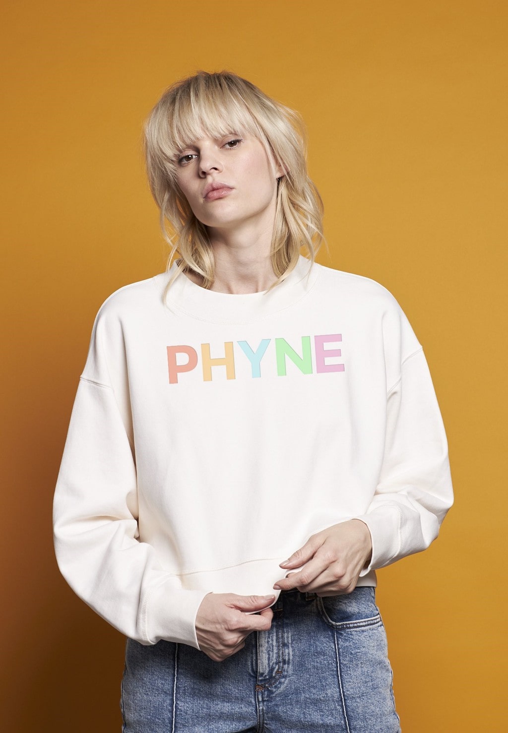 Een jonge vrouw met een sweater van het merk Phyne uit Duitsland