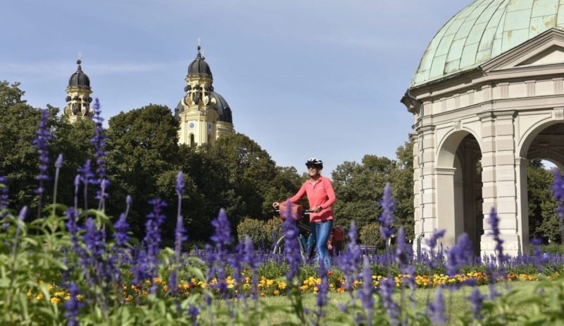Wie met de fiets van München naar Augsburg gaat komt ook langs de Hofgarten in München