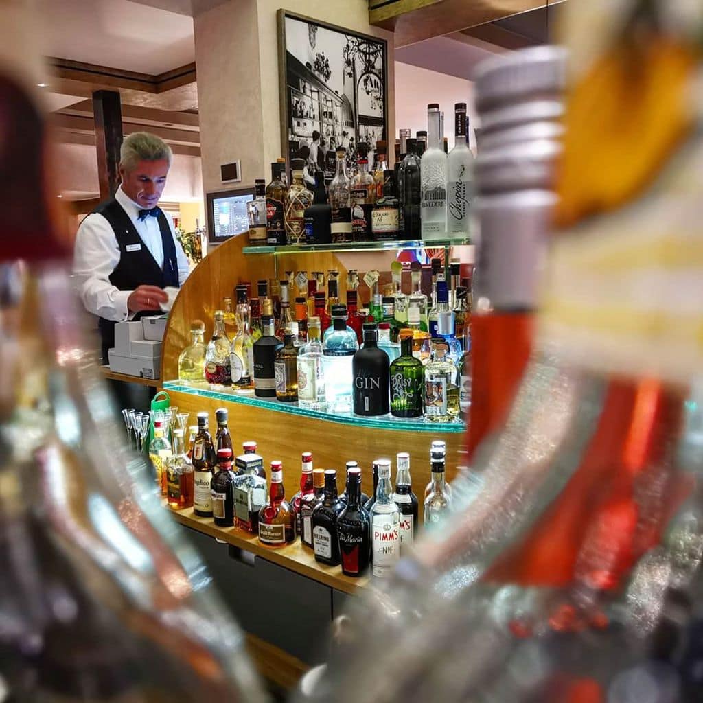In de bar van het @hoteldeimann
vind je lokale specialiteiten zoals de Sauerland – gin! 🤩 Proost en fijne weekend!
#feierabend #typischdeutsch  #vakantie #sauerland #reizen #reistip #duitsland  #fijneweekend #gin #sauerlandgin #aanrader #inspiratie #genieten #bewustgenieten #gezellig #hotelbar #drankjedoen #proost