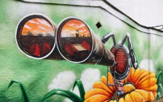 Insect met verrekijker street art in Ehrenfeld