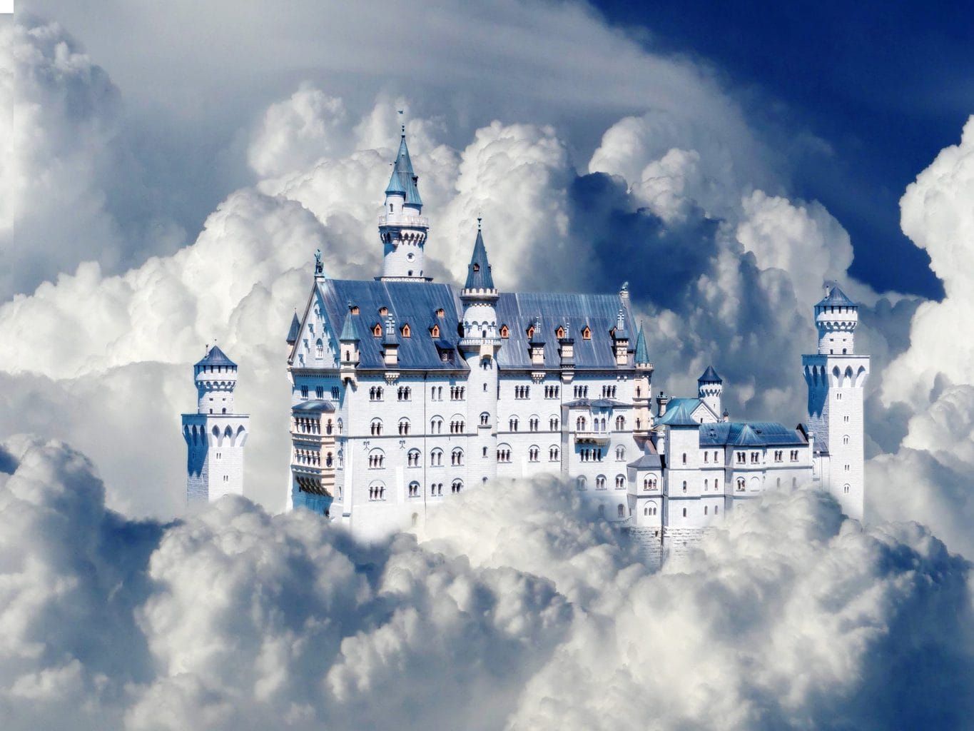 Schloss Neuschwanstein in Beieren is een van de bekendste bezienswaardigheden van Duitsland ook in de Wolken