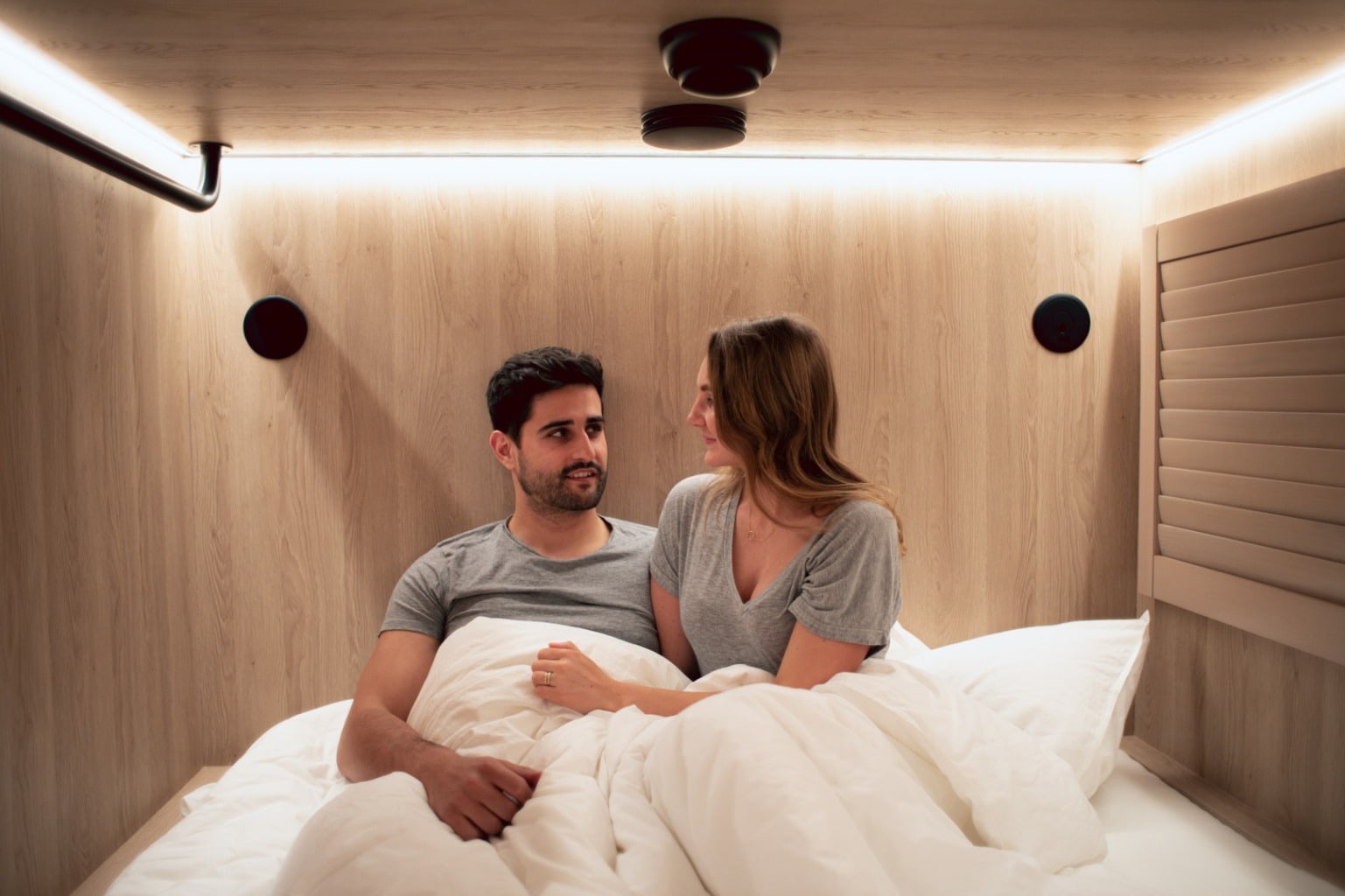 Man en vrouw in cabine van CAB20 Hotel in Hamburg