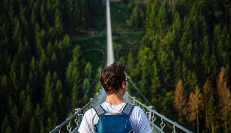Een jonge man op de Geierley Hangbrug in de Hunsrück in Dutisland
