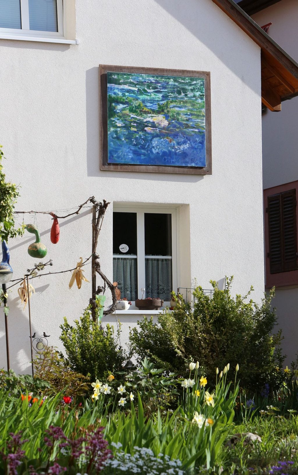 Een schilderij in plaats van een raam in Ötlingen in Baden-Württemberg