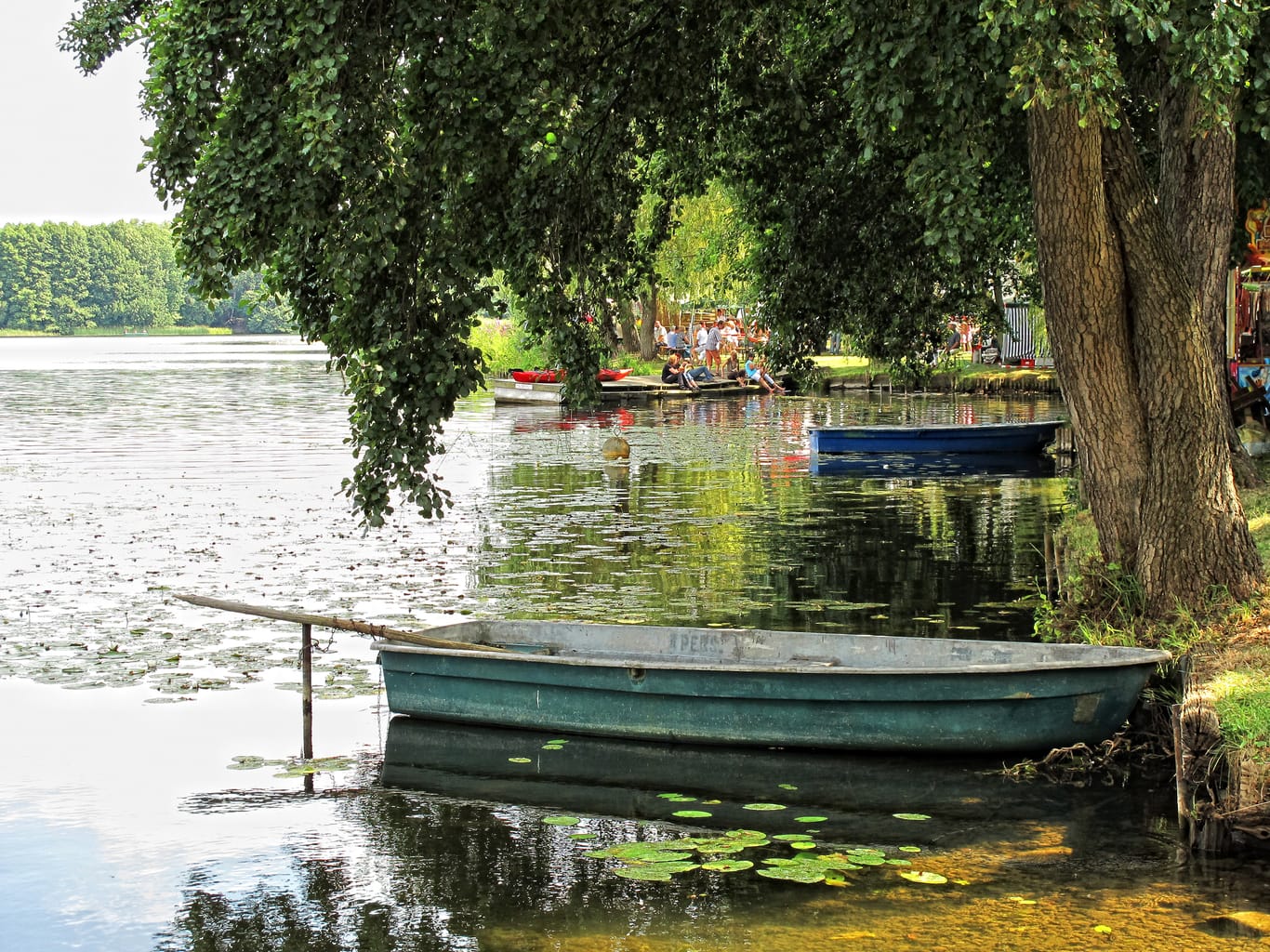 Een roeiboot op het idyllische meer bij Lychen in Brandenburg
