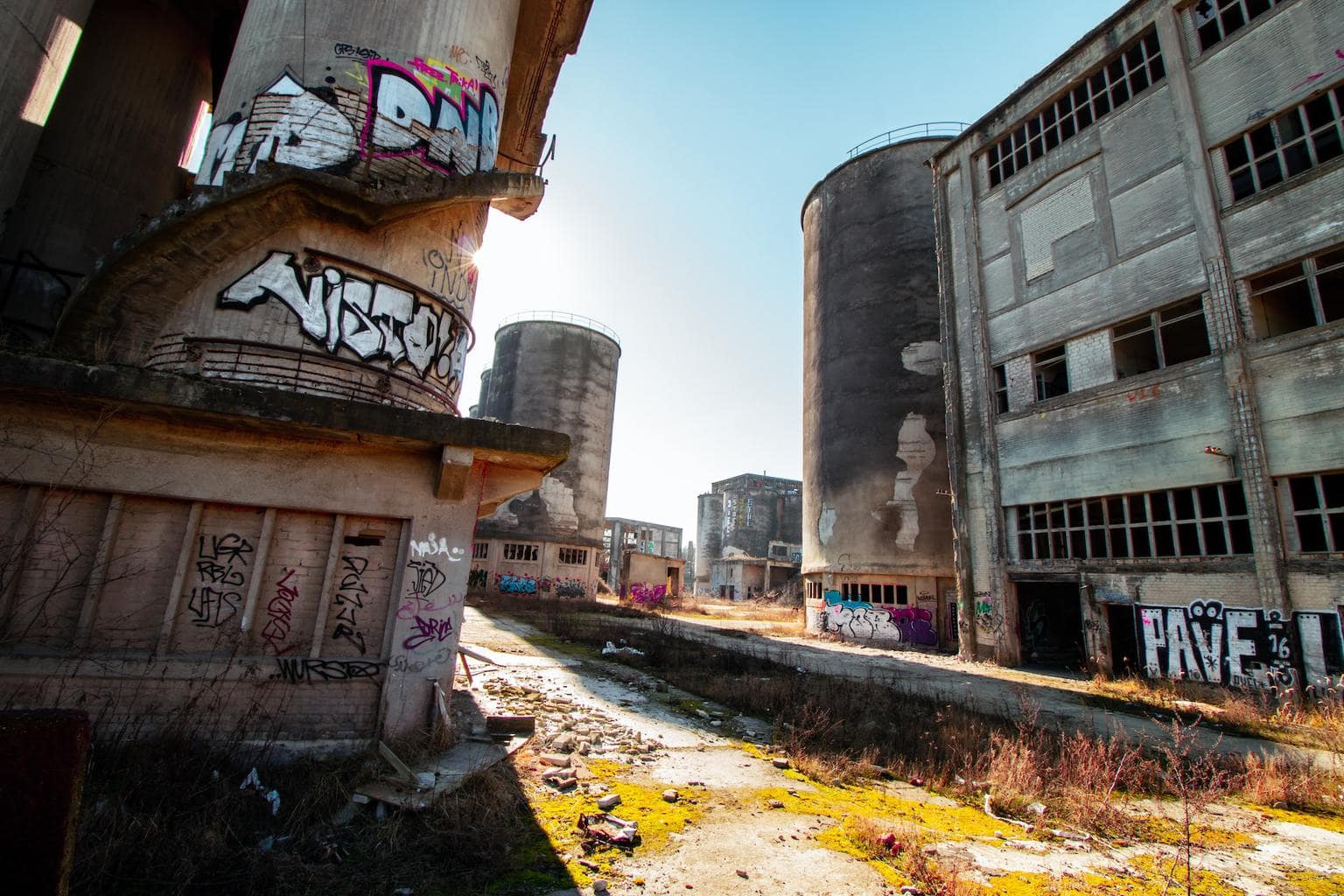 De ruïne van een fabriek behoort tot de lost places in Berlijn åç