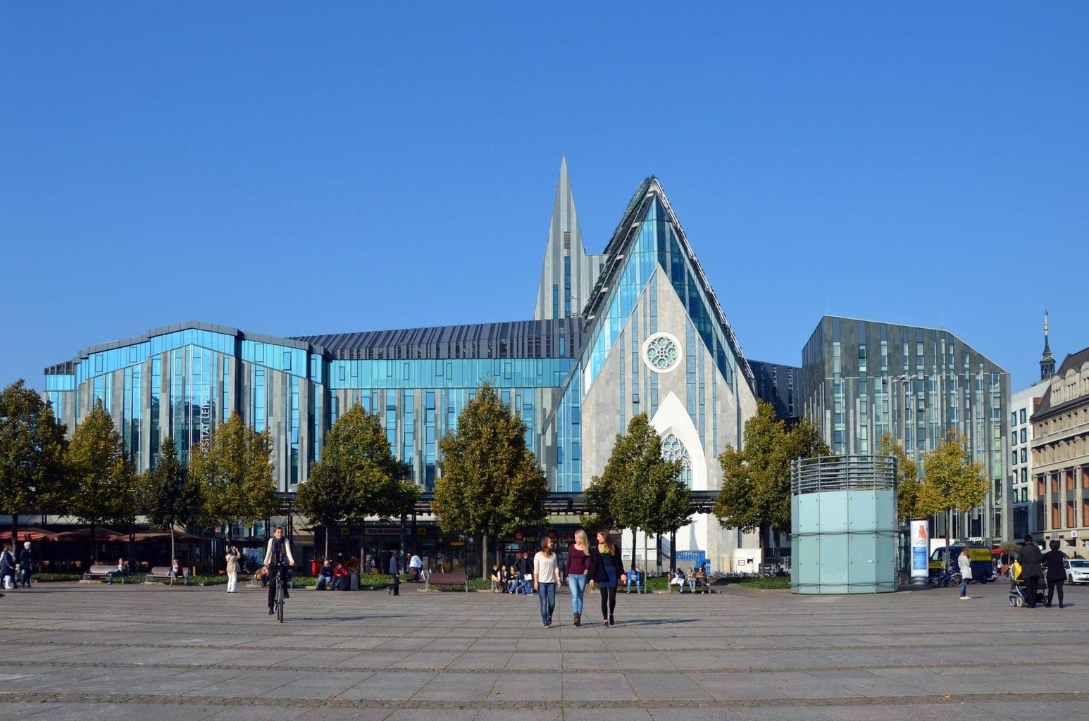 Futuristisch gebouw van de universiteit van Leipzig