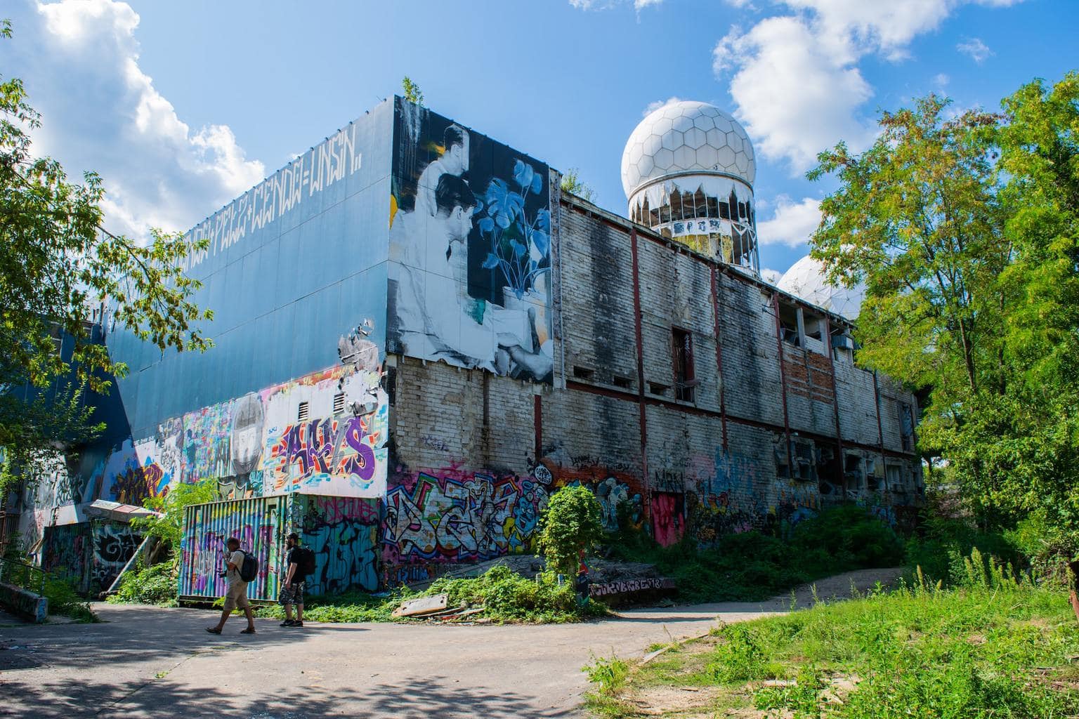 Een gebouw op de Teufelsberg in Berlijn met radarstation en murals