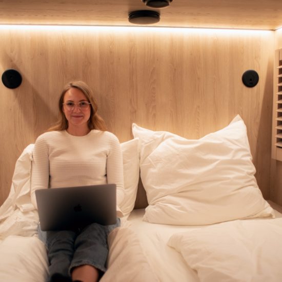 Vrouw in cabine van CAB20 Hotel in Hamburg