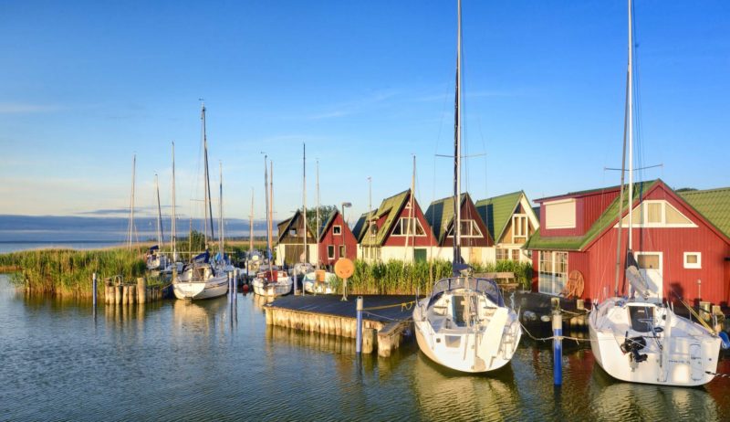 Oude vissershuisjes in Ahrenshoop in het nationaal park Vorpommersche Boddenlandschaft