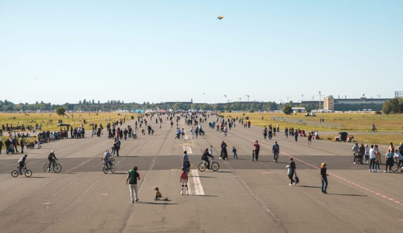 Mensen genieten van de dag op het Tempelhofer Feld in Berlijn