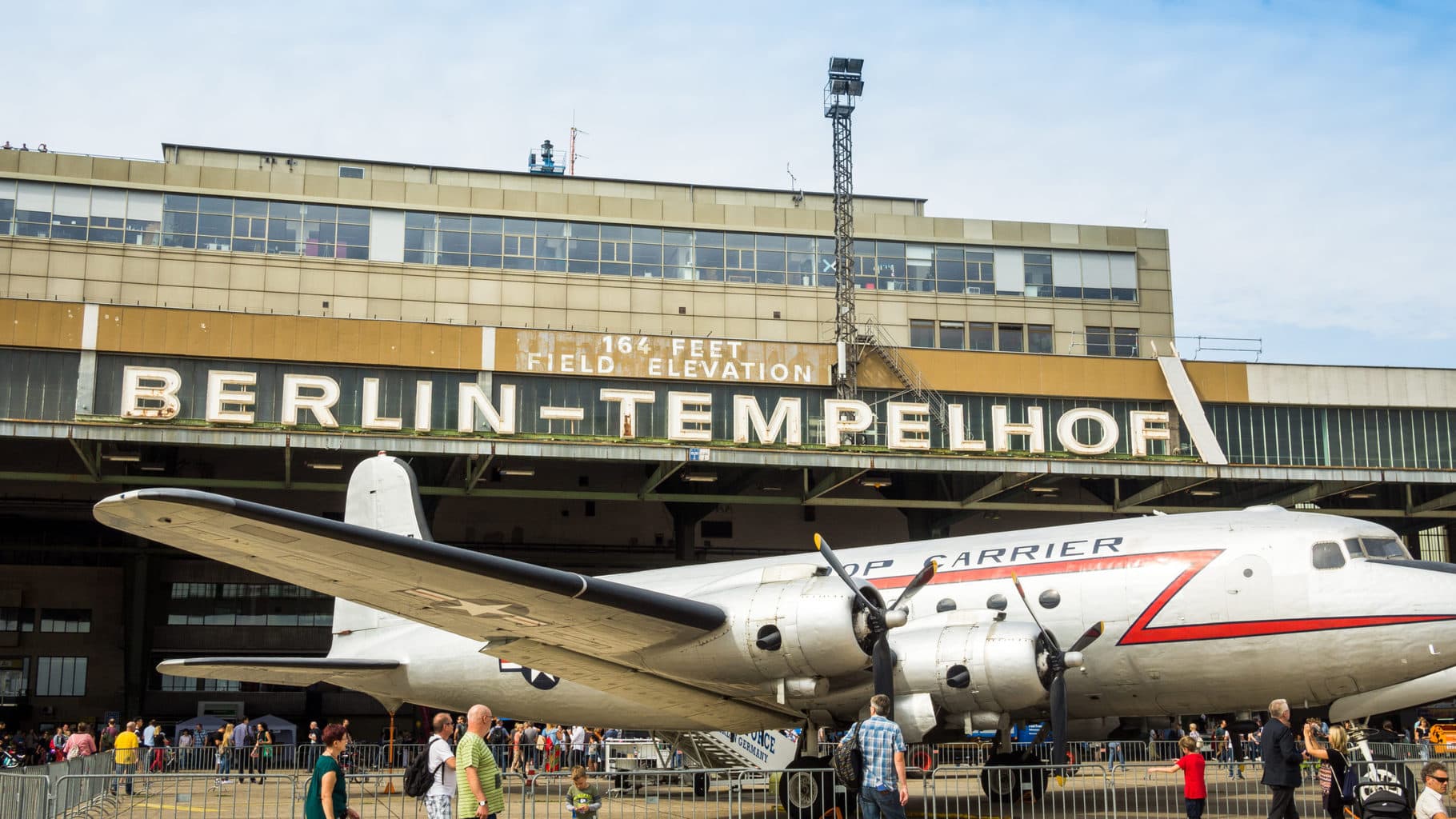 Een vintage vliegtuig van het merk DC3 op het Tempelhofer Feld in Berlijn 
