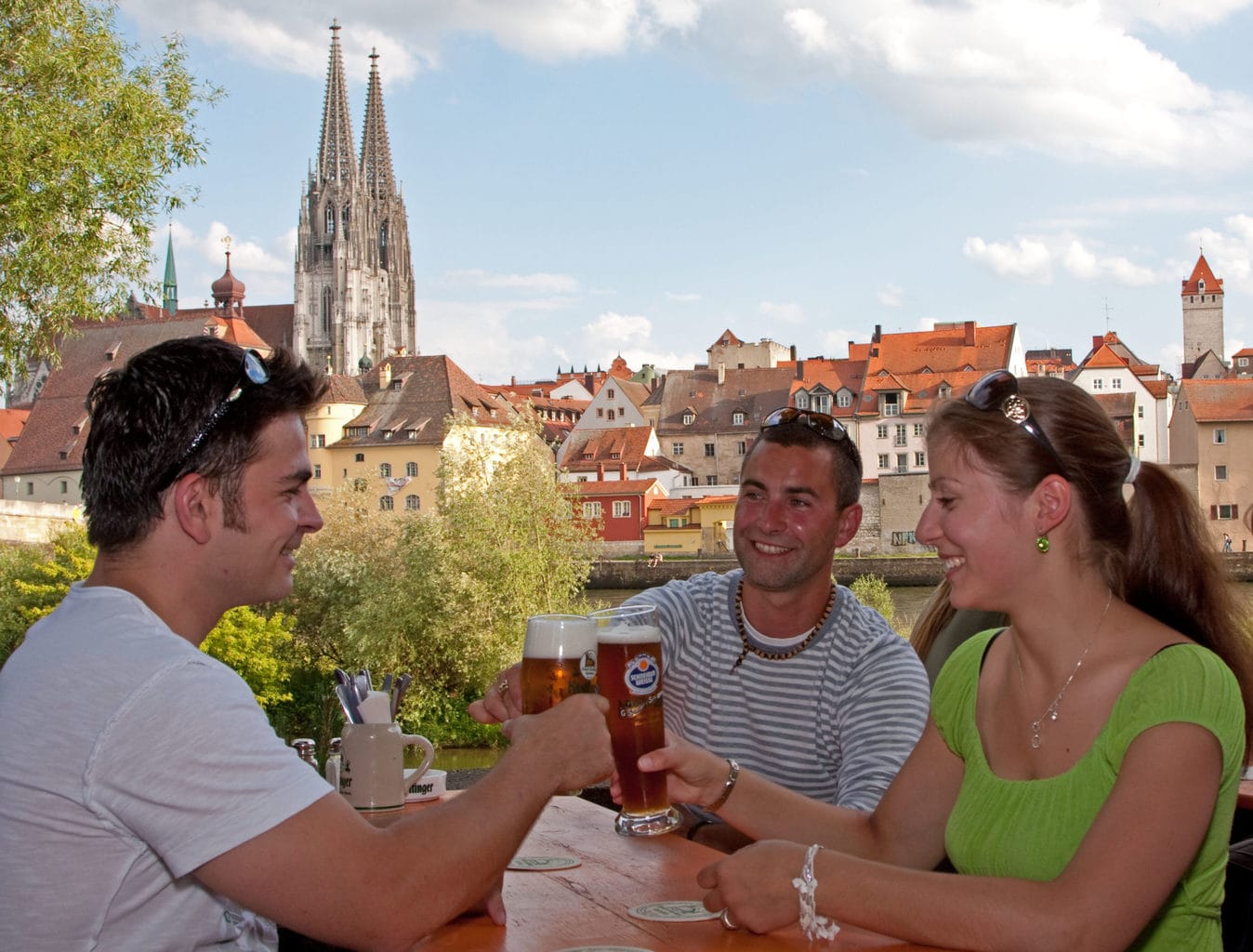 Mensen nuttigen lekker een biertje in de Biergarten Alte Linde in Regensburg