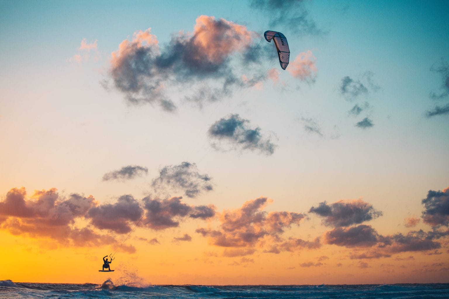 Kitesurfer in de Noordzee op het Duits waddeneiland