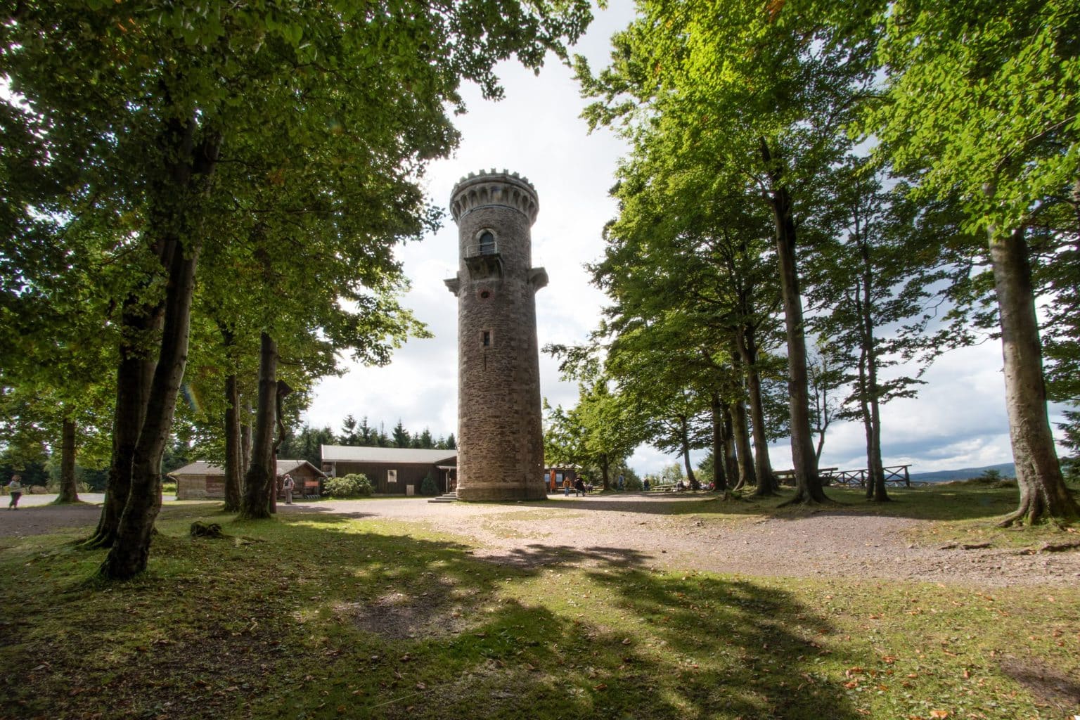 De Kickelhahnturm in het Thüringer woud in de buurt van Ilmenau