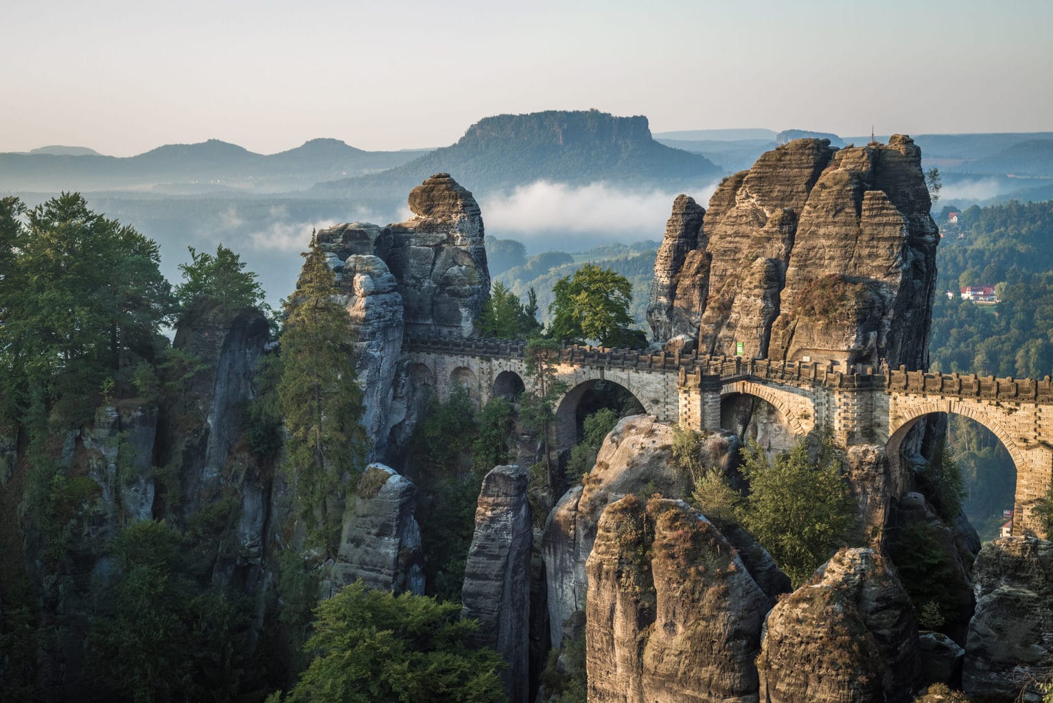 Het Elbsandsteingebergte in Saksen met brug en rotsen in het Nationaalpark Sächsische Schweiz