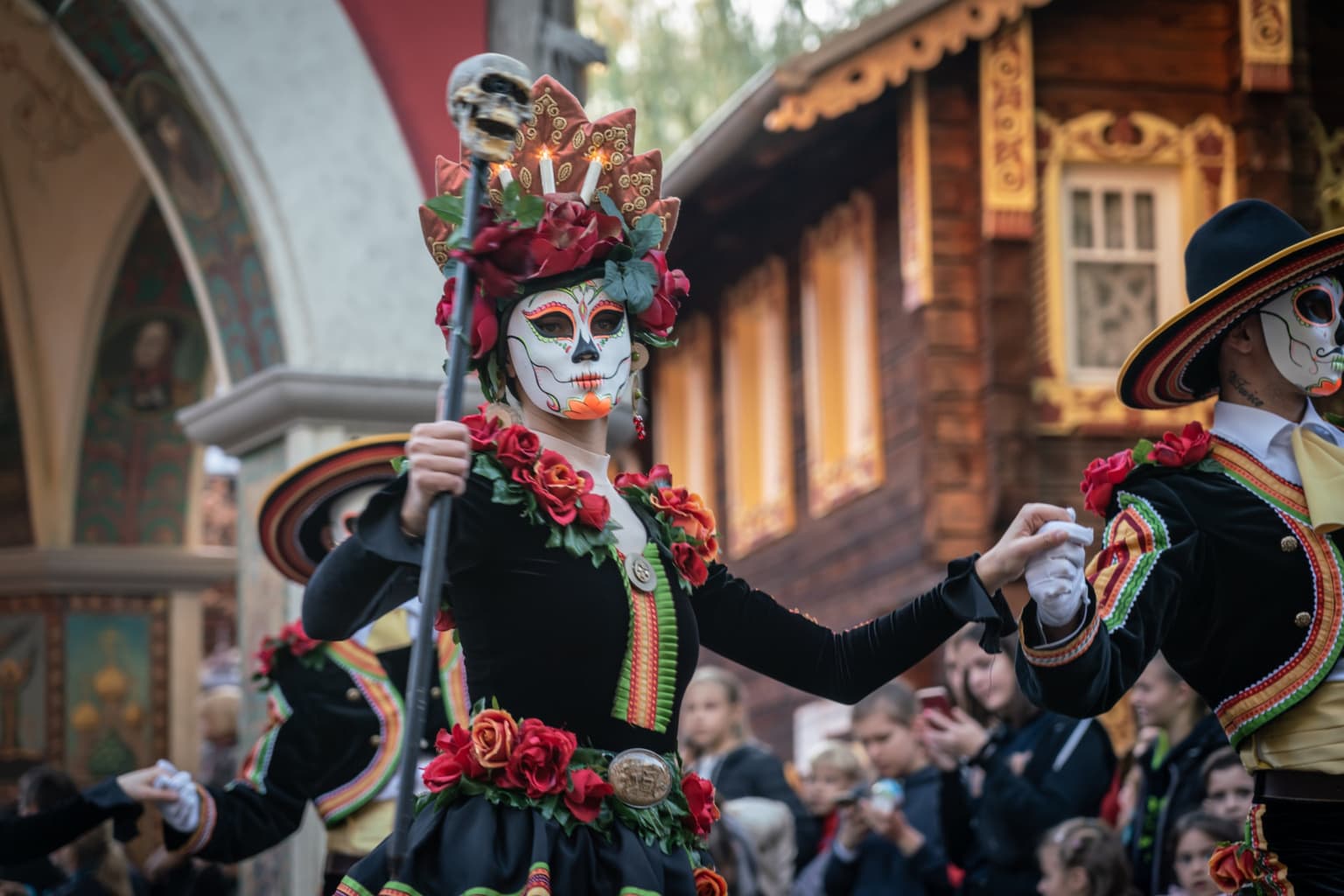 De Halloween-parade behoort tot de grootste attracties van pretpark Europapark in Rus