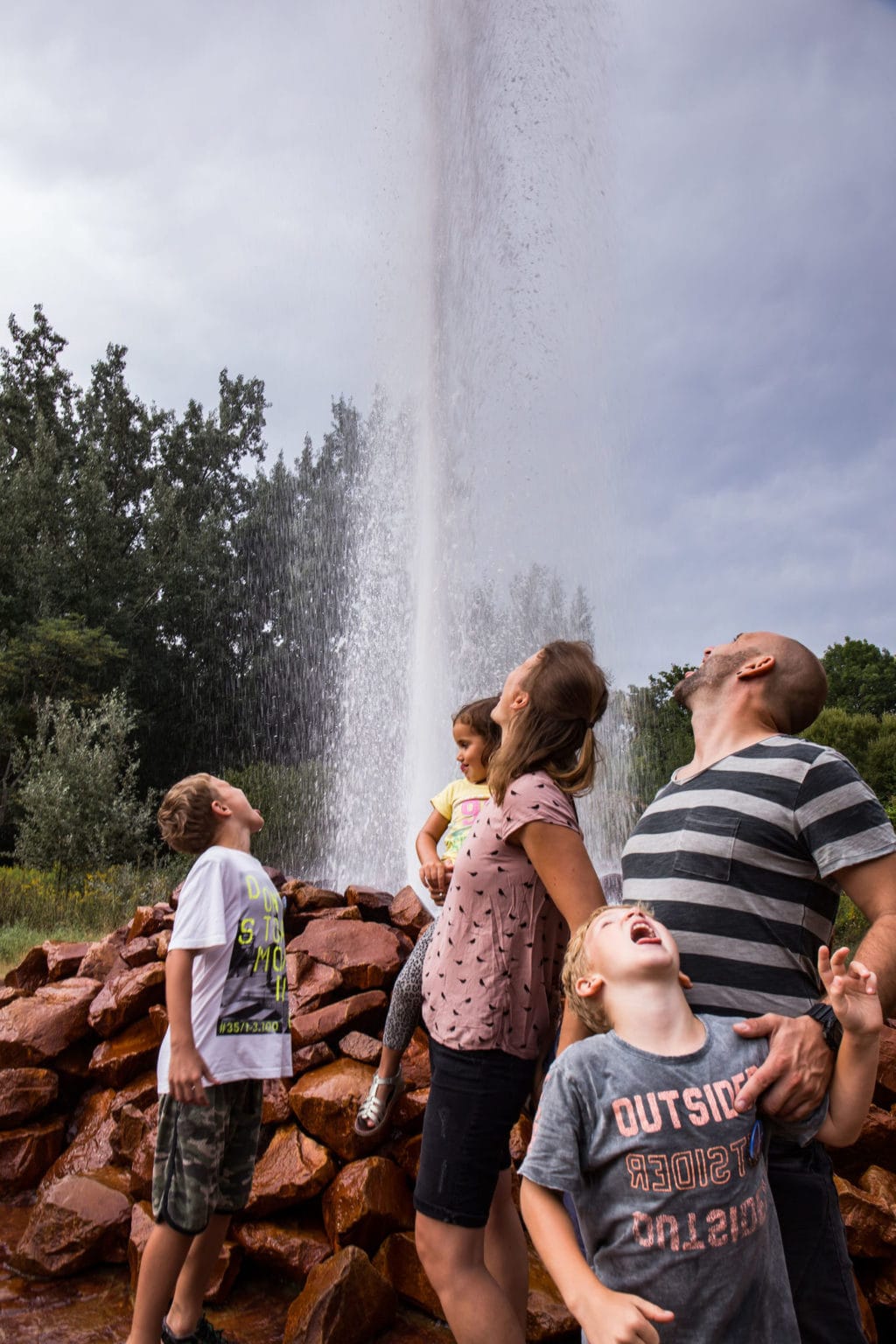 Een familie geniet tijdens een uitstapje naar Andernach van de plaatselijke geiser