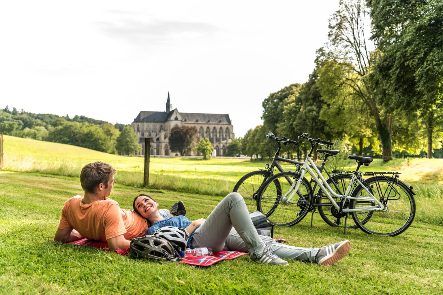 Fietser relaxen in de buurt van de Altenberger Dom