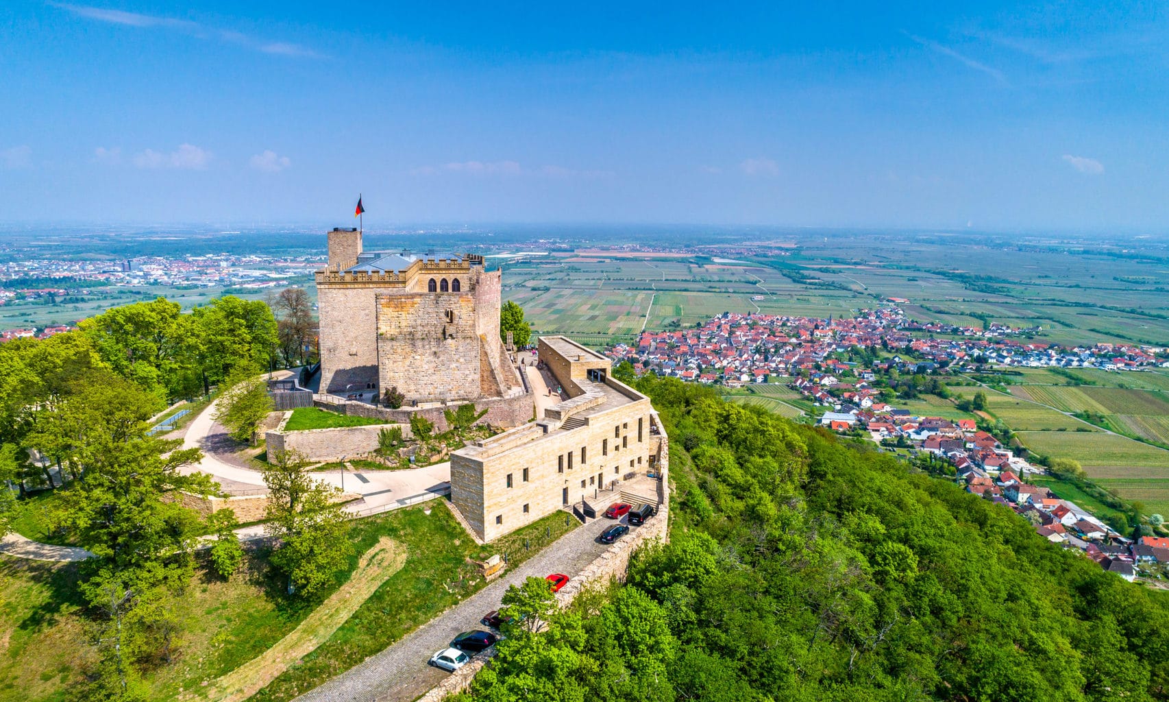 Het kasteel Hambacher Schlosss vanuit de lucht bekeken
