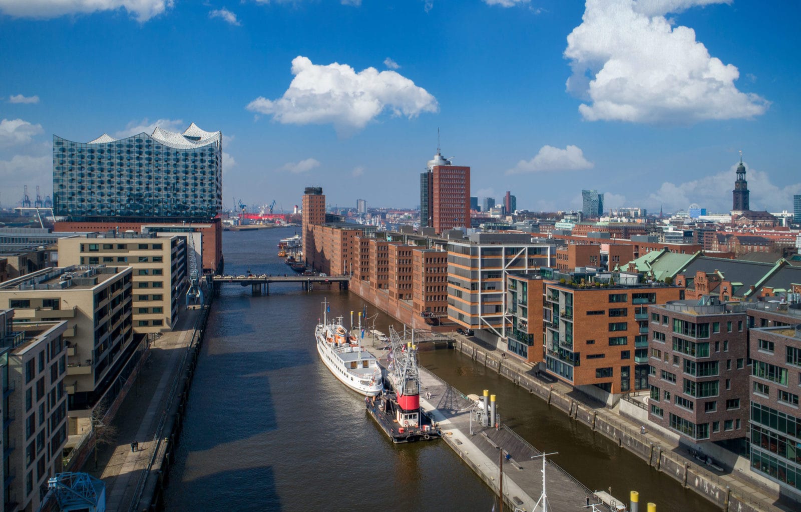 Uitzicht van boven op Hafenkran Hamburg met haven en Elbphilharmonie