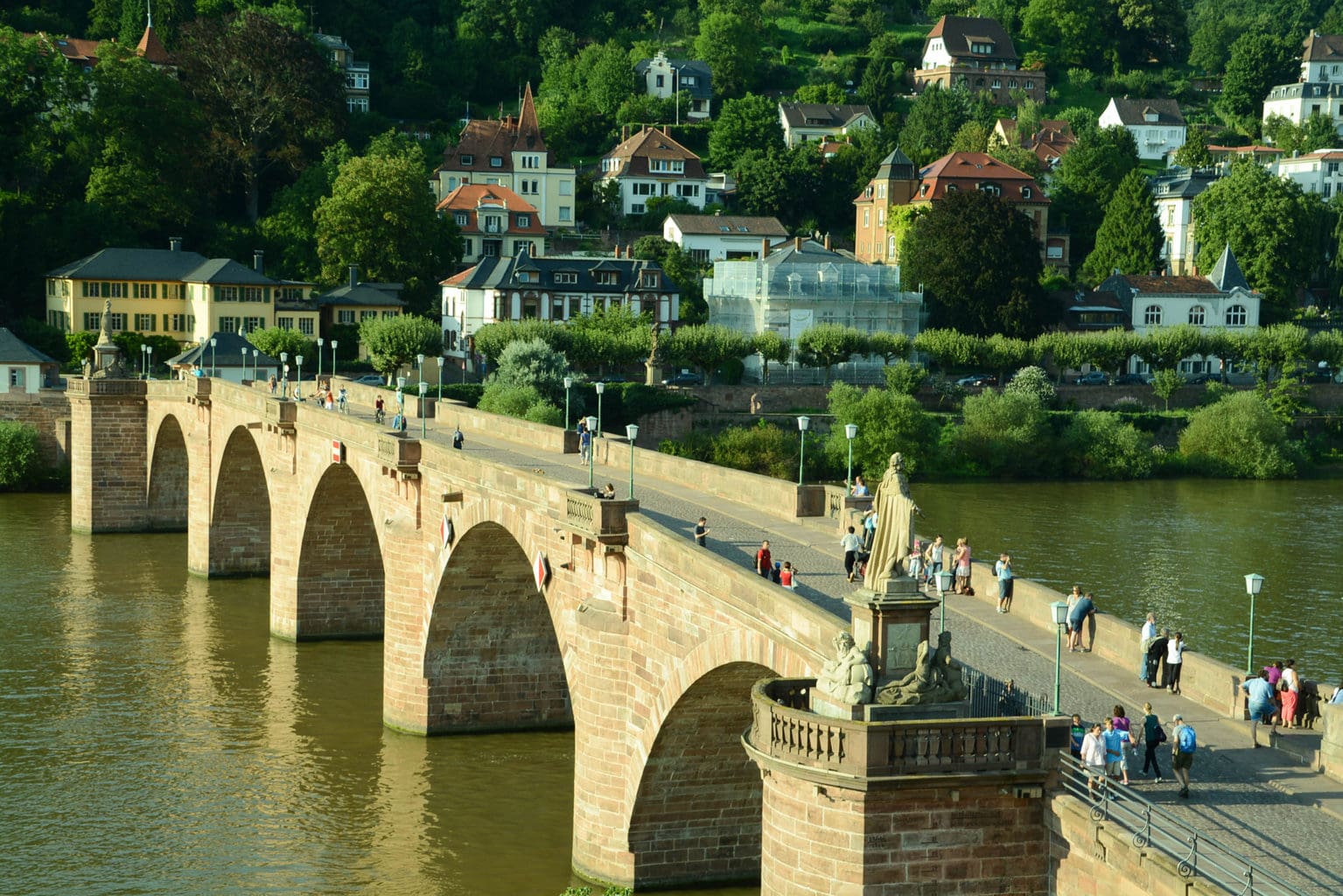 De rivier Neckar met een brug in de stad Heidelberg