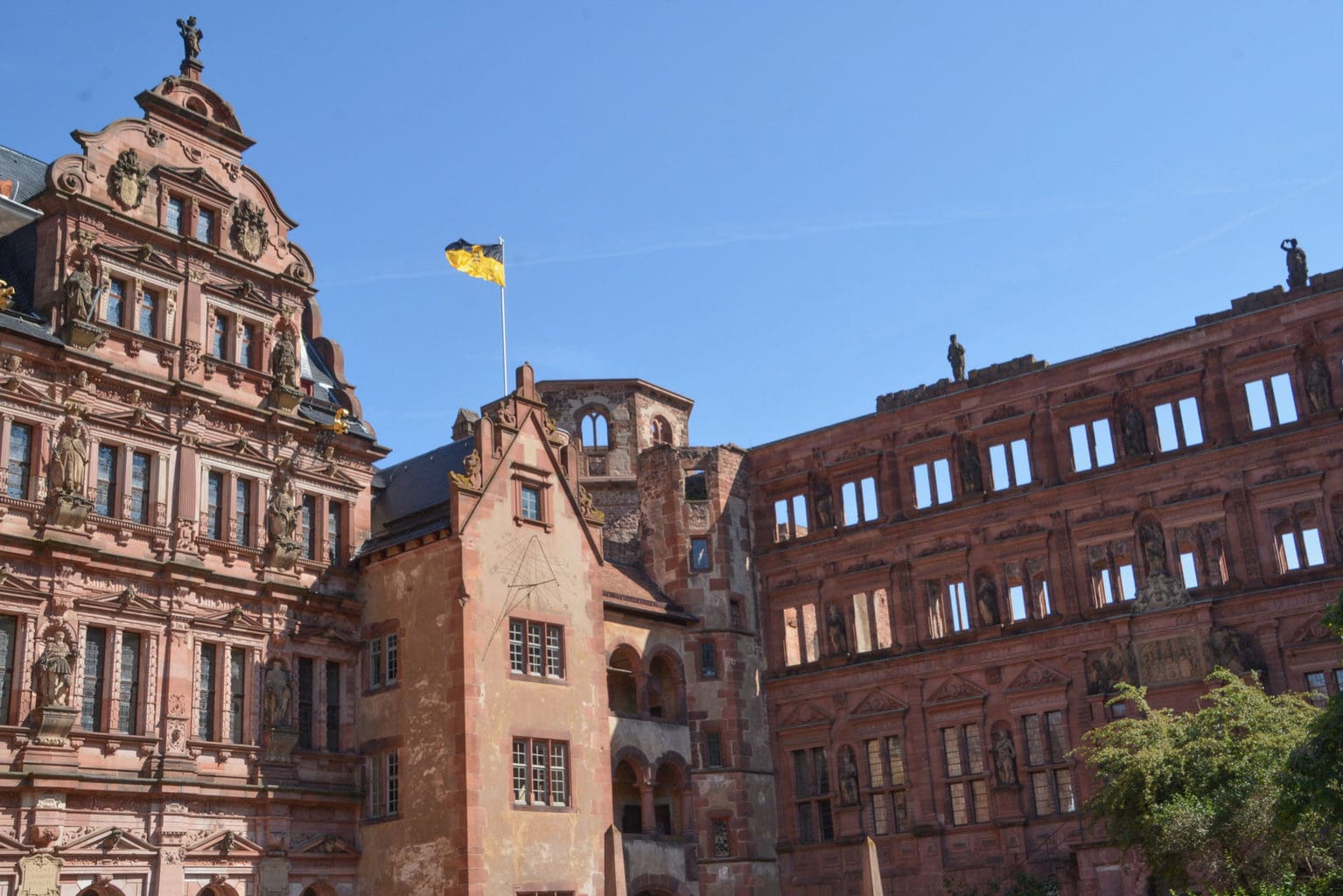 De Kasteelzuine van Heidelberg met een vlag can de Duitse deelstaat Baden-Wuerttemberg in de wind