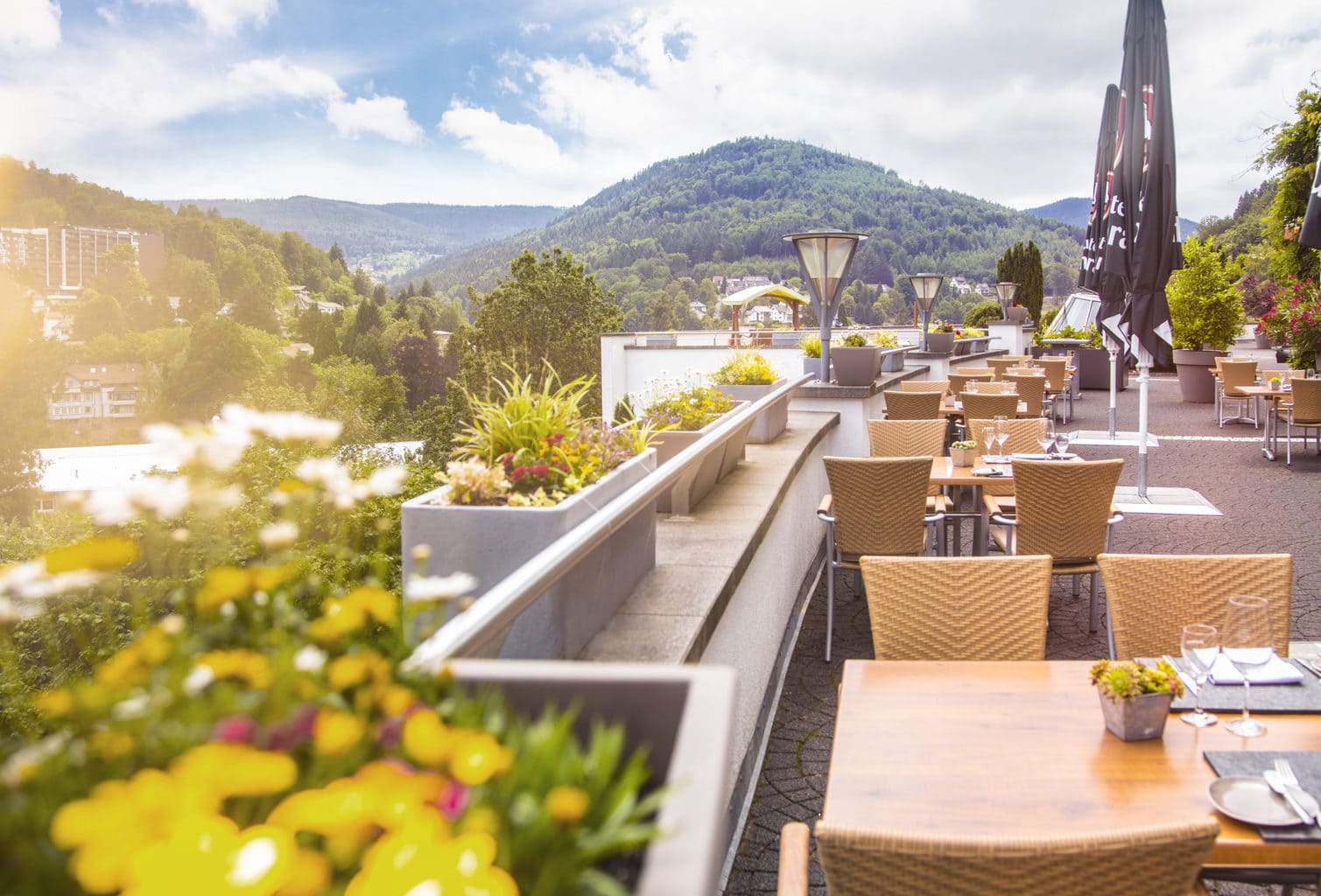 Op het balkon van Hotel Schwarzwald Panorama in Bad Herrenalb kun je smullen en in de verte kijken